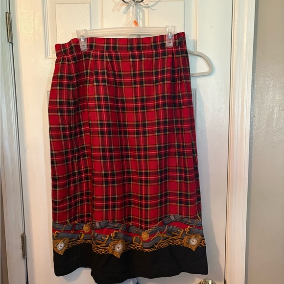 Plaid Red Skirt‎ - Picture 1 of 3